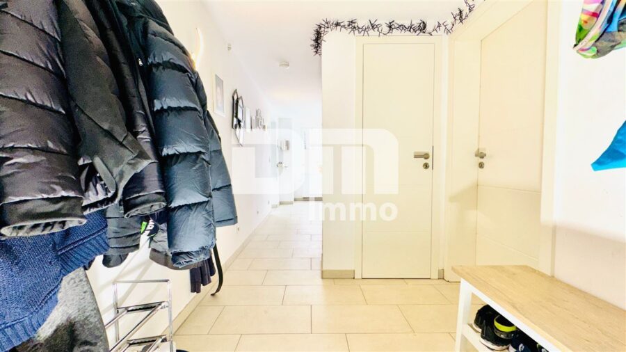 Vollständig kernsaniertes / neu erstelltes EFH in zentraler Lage mit 2 Garagen - EG Windfang / Flur / Diele